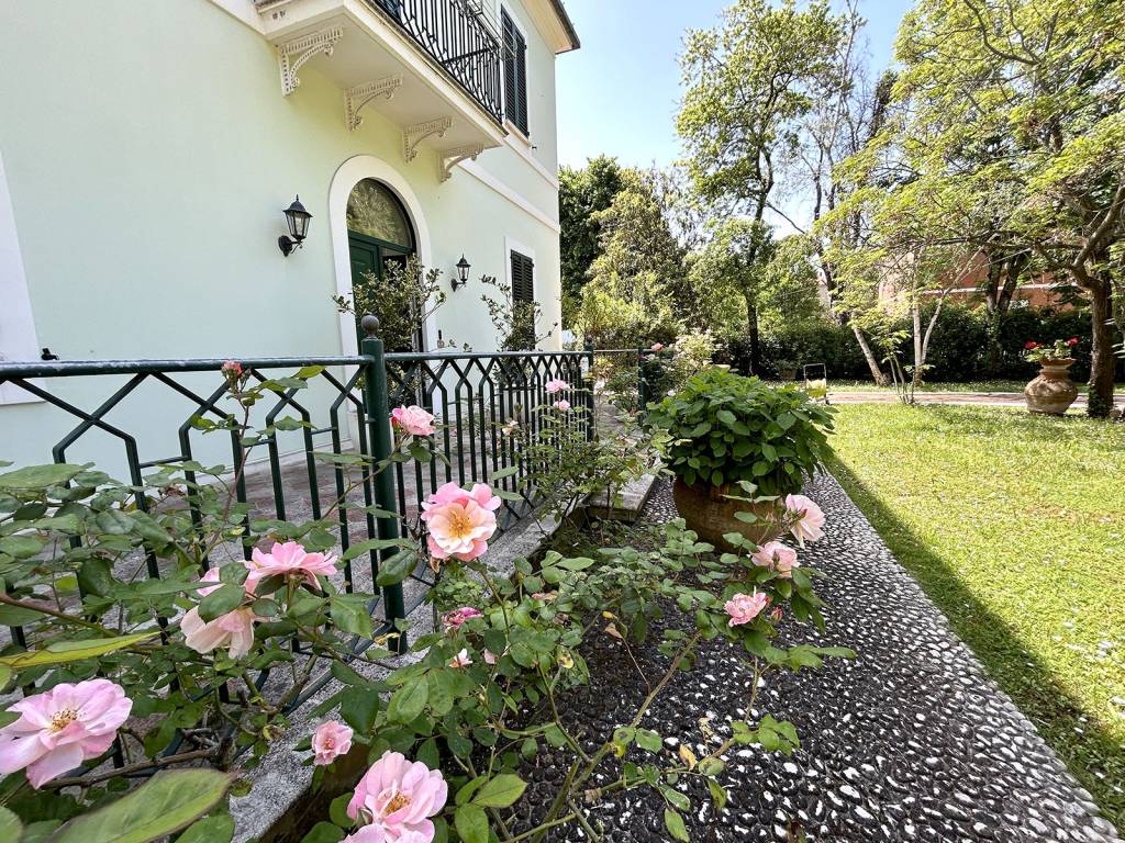 Villa a Riccione in Viale Cesare Battisti - Foto 4