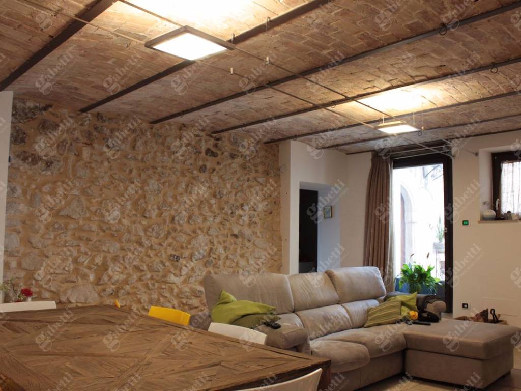 Casa indipendente a Pesche in Via San Michele, 8 - Foto 2