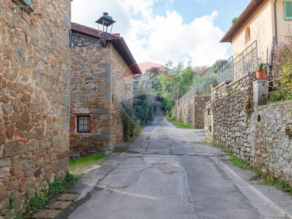 Appartamento a Cavriglia in VIA CHIANTIGIANA, 27 - Foto 2