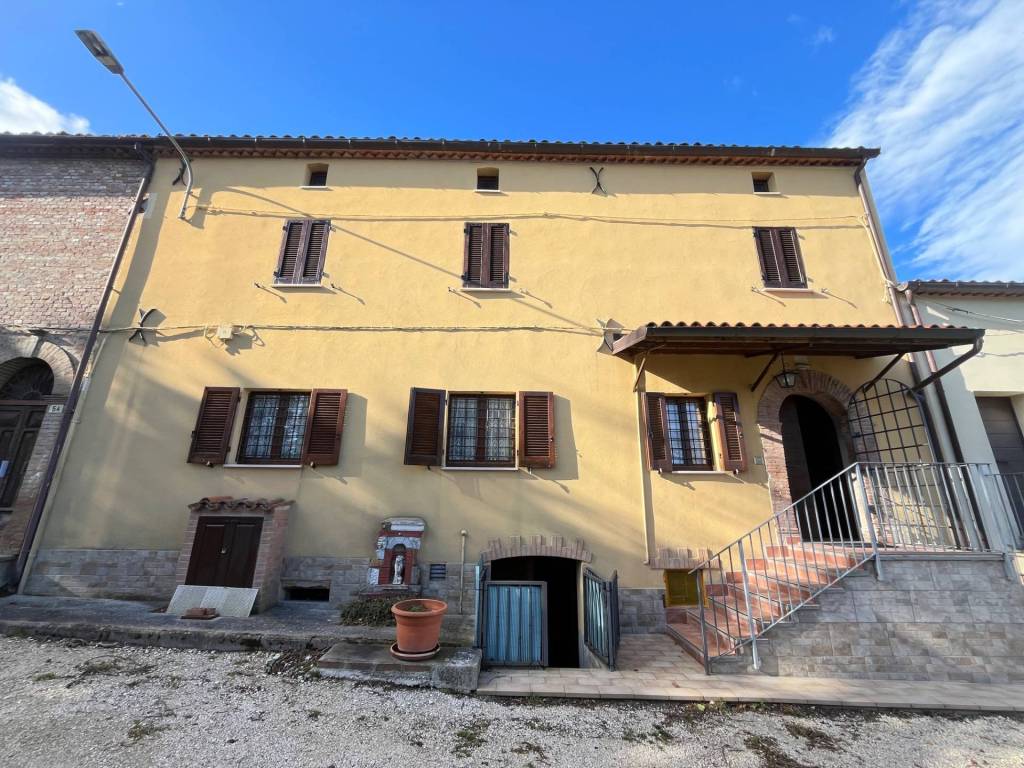 Casa indipendente a Fabriano in FRAZ. BASTIA, 175 - Foto 2