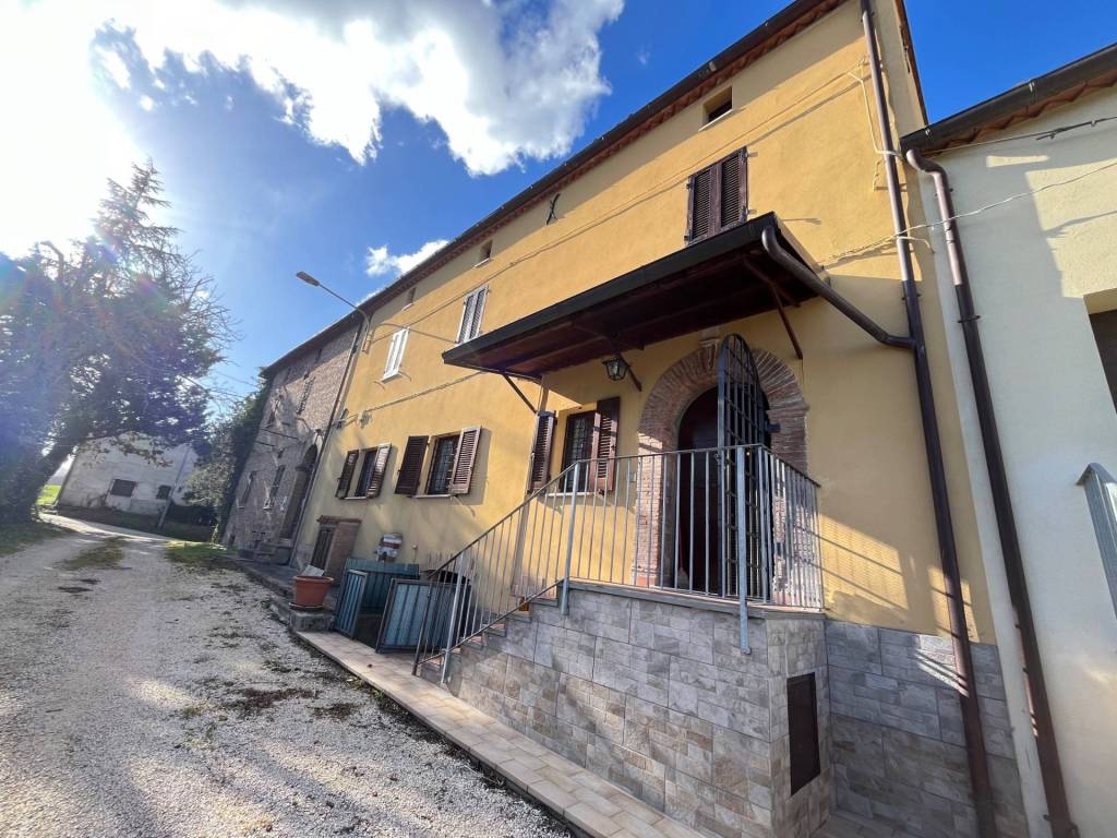 Casa indipendente a Fabriano in FRAZ. BASTIA, 175 - Foto 3
