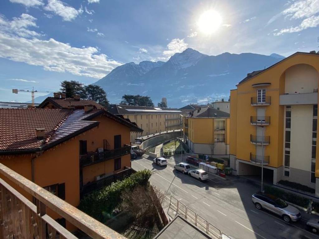 Appartamento a Aosta in Via Cesare Battisti - Foto 3