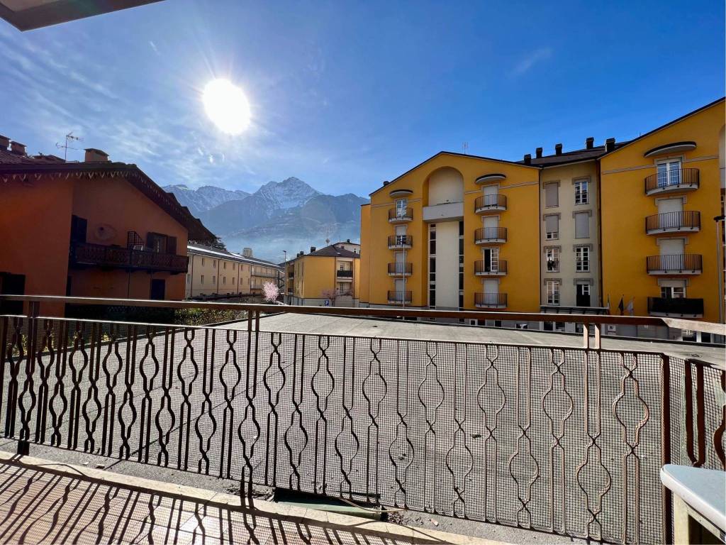 Appartamento a Aosta in Via Cesare Battisti - Foto 4