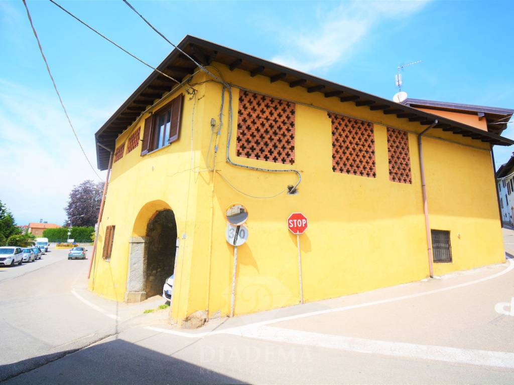 Appartamento a Sumirago in Via Umberto Locarno, 1 - Foto 2