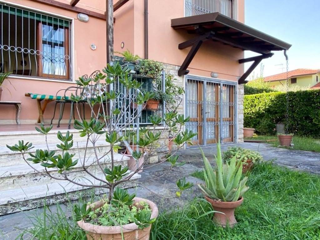 Villa a Pietrasanta in Via Francesco Berni, 7 - Foto 3