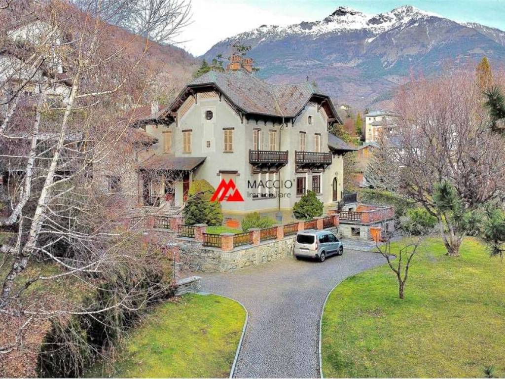 Villa a Aosta in Via A. Petigat Abbè, 4 - Foto 2