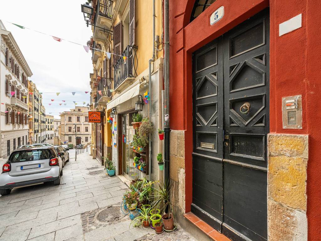Palazzo / stabile a Cagliari in Piazza Martiri d'Italia, 1 - Foto 2