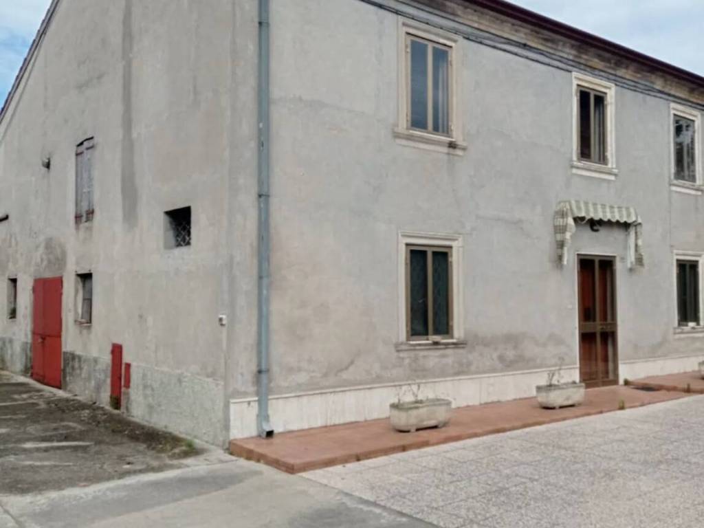 Villa a Nogarole rocca in Via Vittorio Veneto S.N.C. - Foto 2