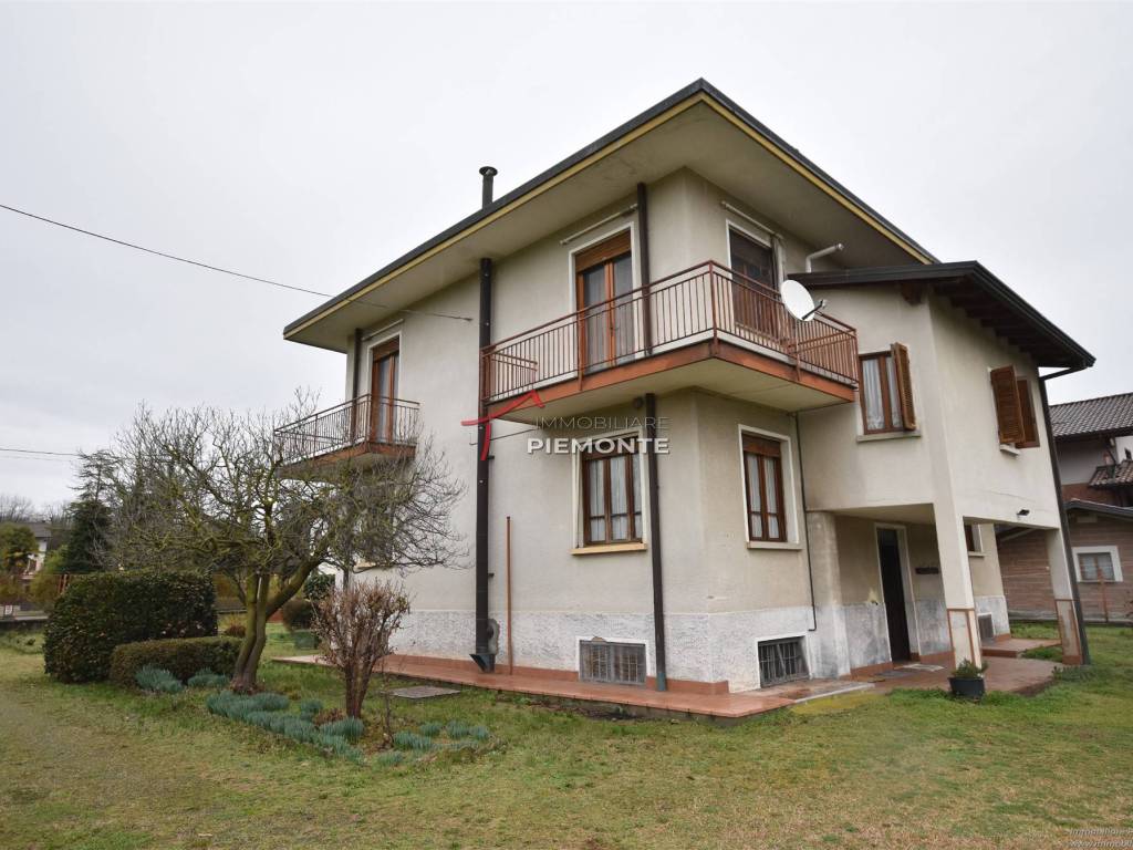 Villa a Fontaneto d'agogna in Via Stazione - Foto 3