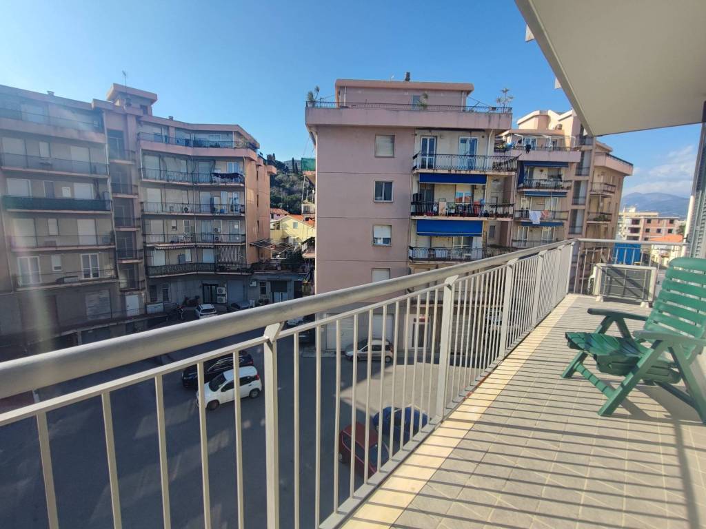 Appartamento a Albenga in Via Costituzione, 22 - Foto 2