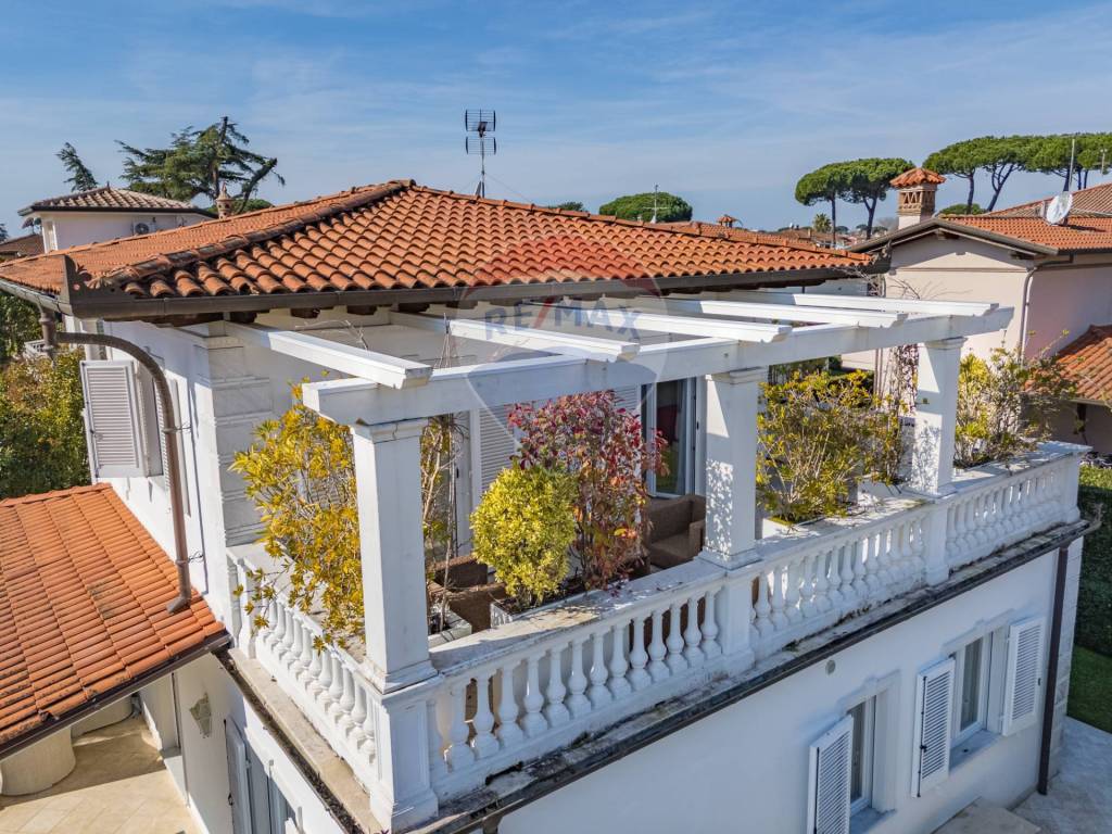 Villa a Pietrasanta in VIA GOLDORA, 65 - Foto 2