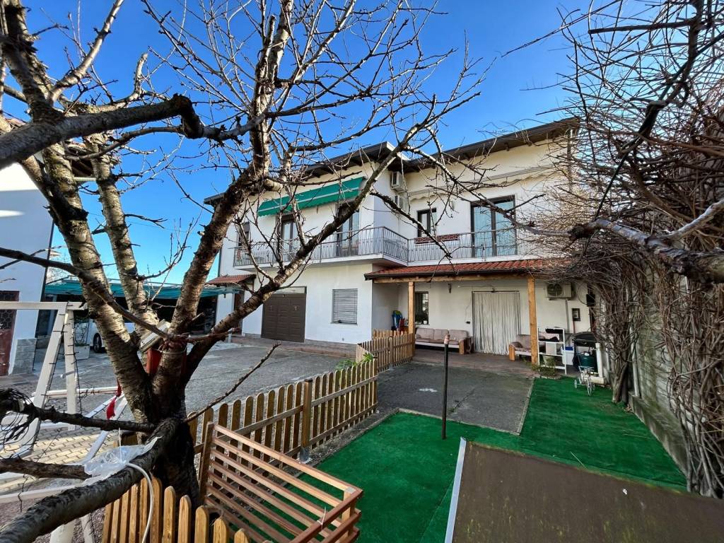 Villa a Caronno varesino in Via Giacomo Puccini, 10 - Foto 3