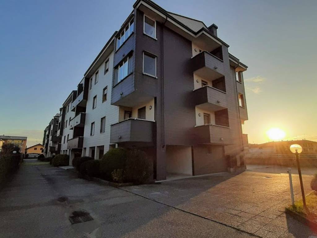 Appartamento a Trecate in Via del Ciliegio, 24 - Foto 2