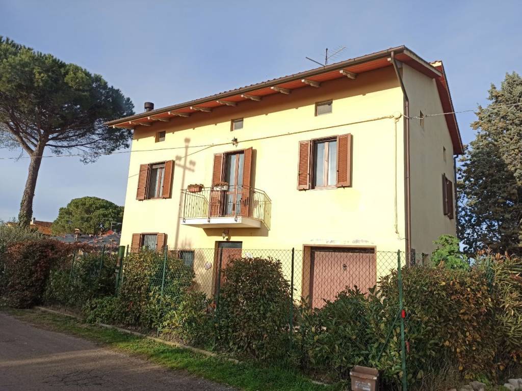 Casa indipendente a Castiglione del lago in Via Anguillara - Foto 2