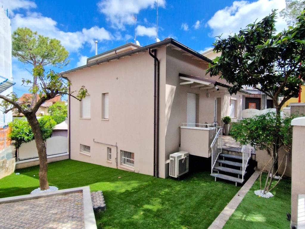 Villa a Riccione in Corso Fratelli Cervi, 321 - Foto 2
