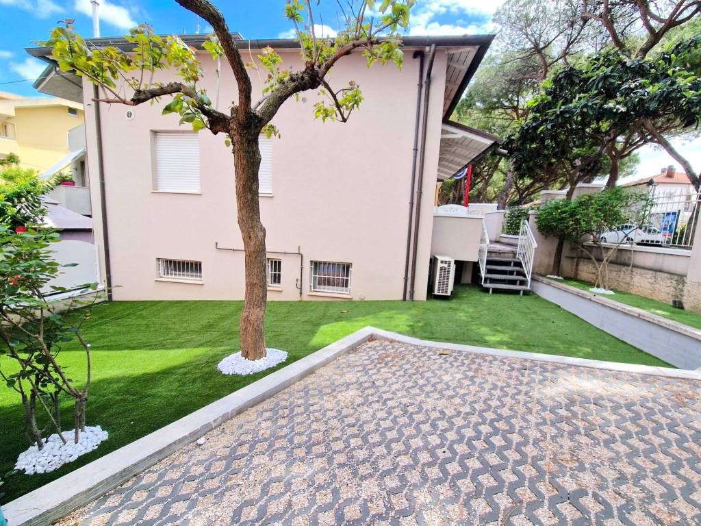 Villa a Riccione in Corso Fratelli Cervi, 321 - Foto 3