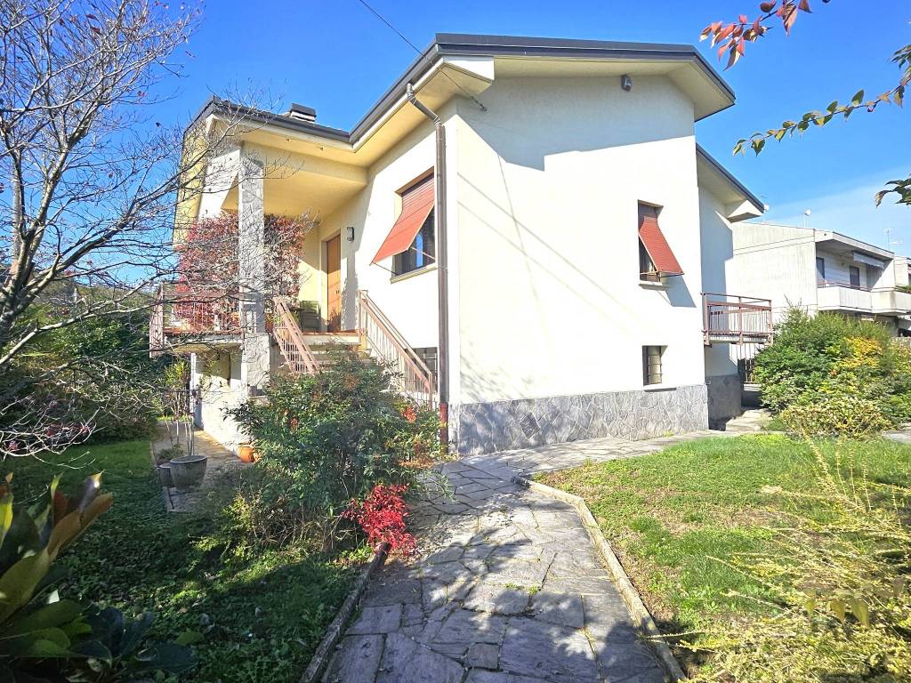 Villa a Jerago con orago in Corso Europa, 13 - Foto 2