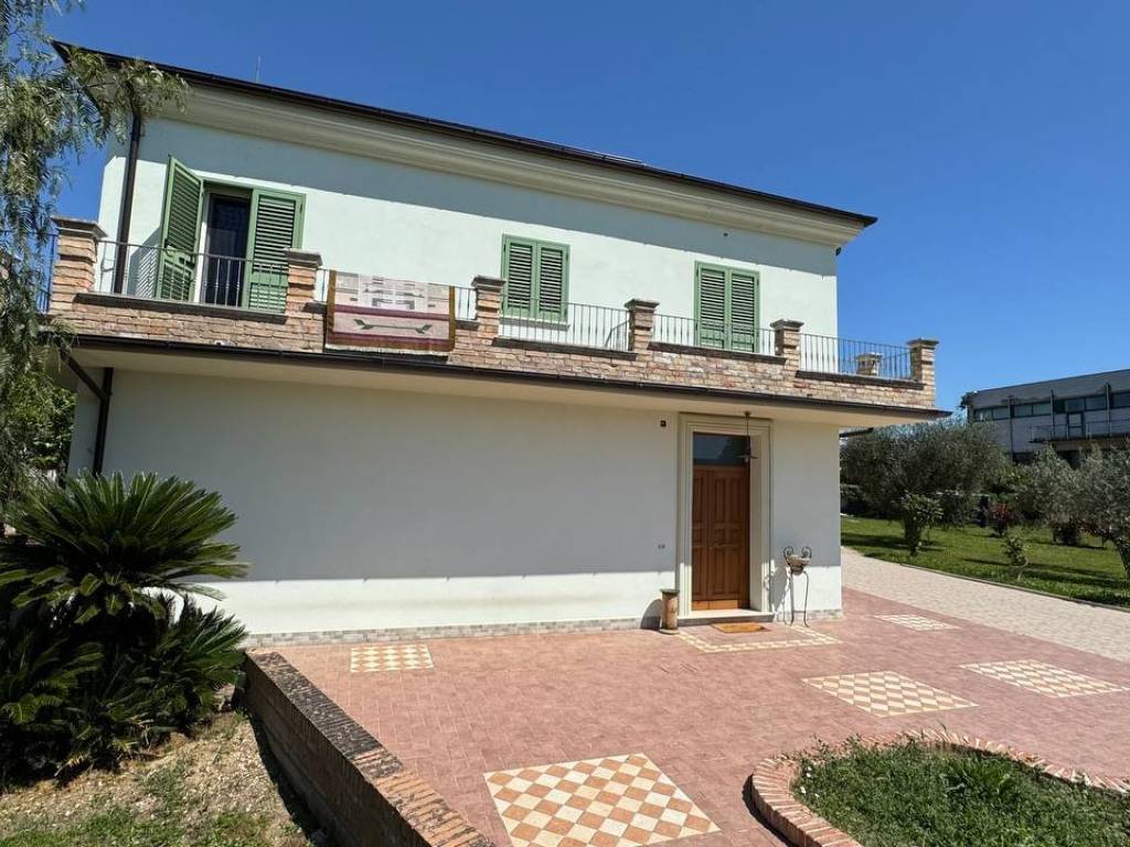 Villa a Nereto in Viale 1 Maggio, 23 - Foto 2