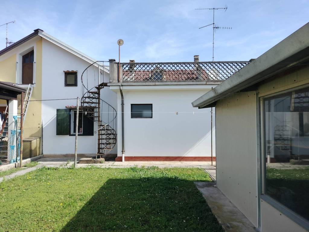 Villa a Gradisca d'isonzo in Via Feudi - Foto 4