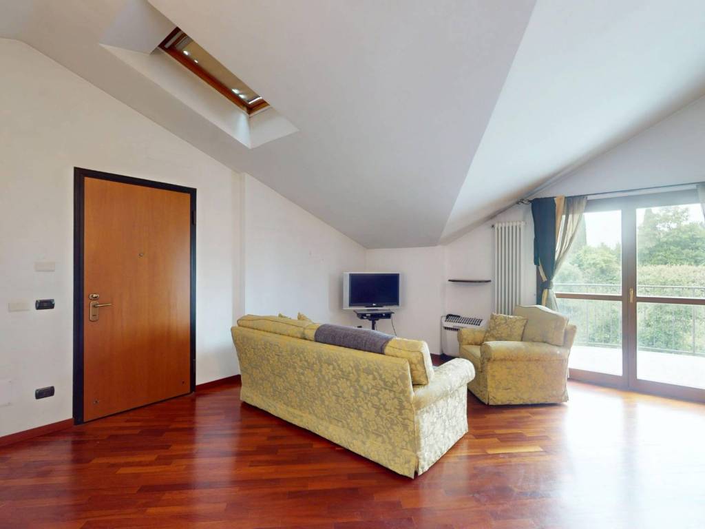 Appartamento a Besana in brianza in Via Camillo Benso di Cavour, 3 - Foto 2