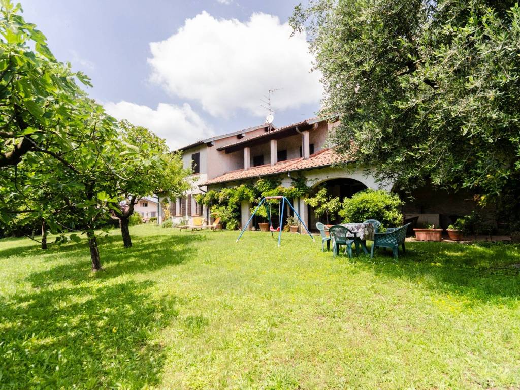 Villa a Cassago brianza in Via 8 Marzo, 14 - Foto 2