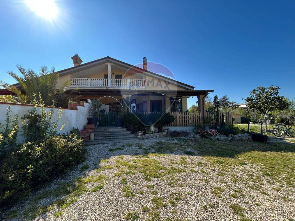 Villa a Aprilia in Via metauro, 6 - Foto 2