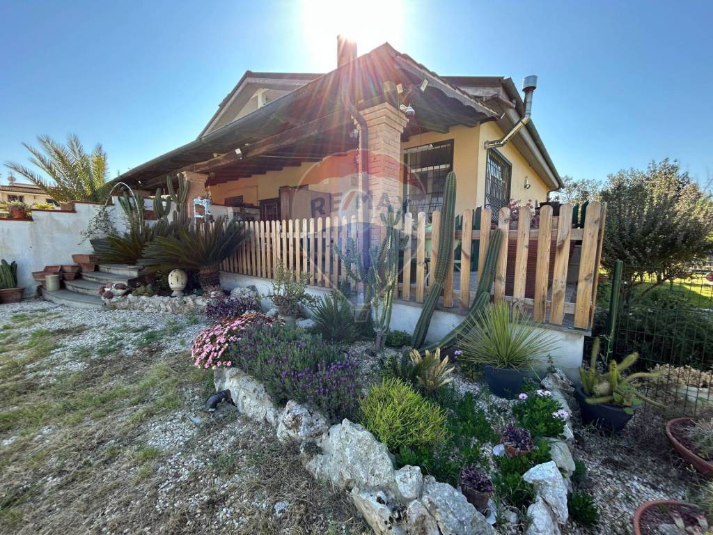 Villa a Aprilia in Via metauro, 6 - Foto 4