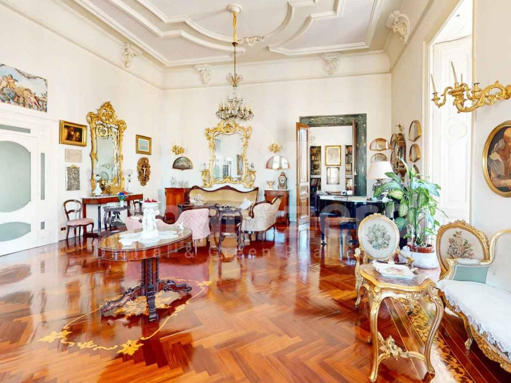 Appartamento a Napoli in Via Mezzocannone, 143 - Foto 1