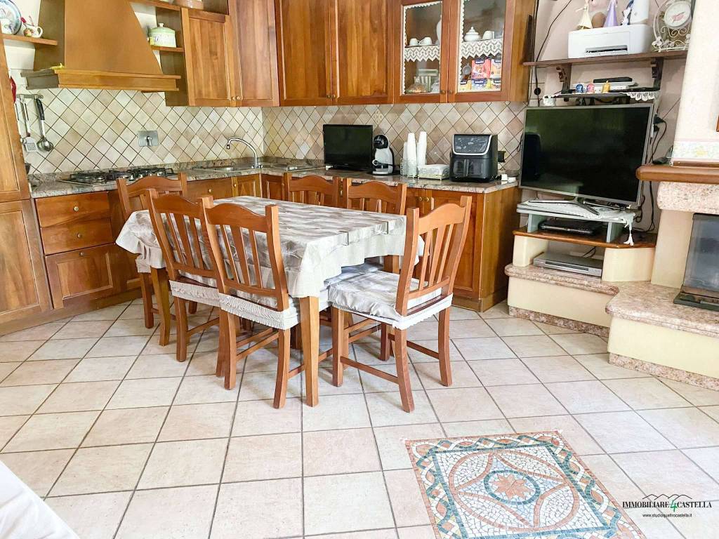 Villa a Quattro castella in via Ungaretti 11 - Foto 5