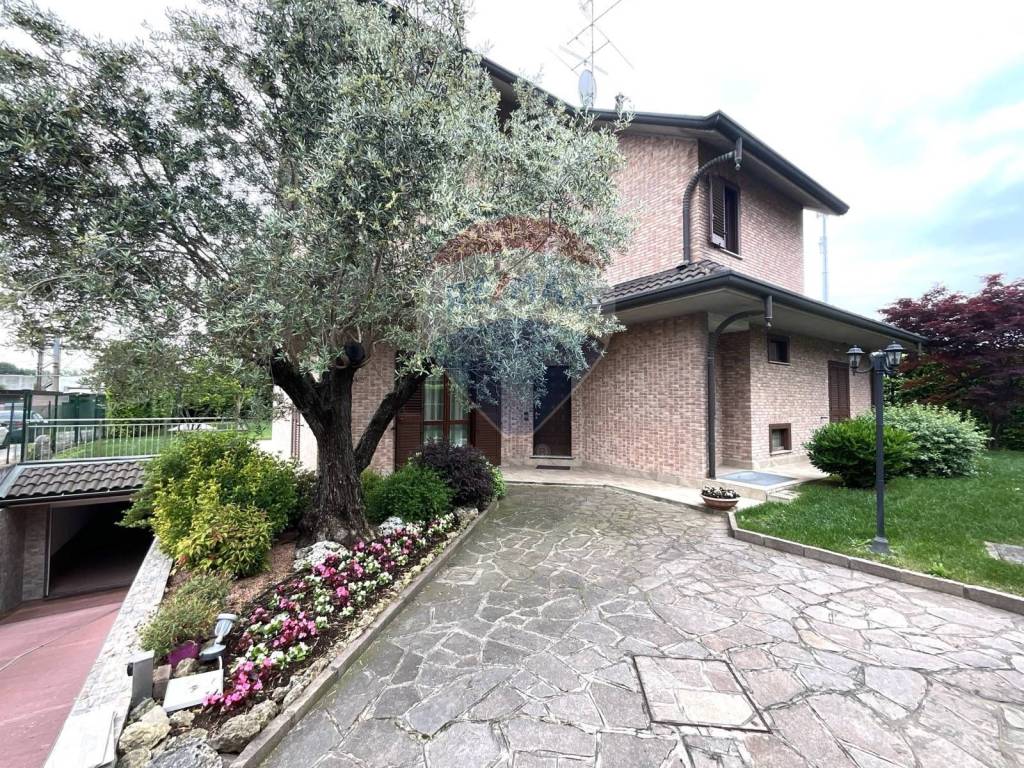 Villa a Caronno pertusella in Via Enrico Toti, 350 - Foto 2