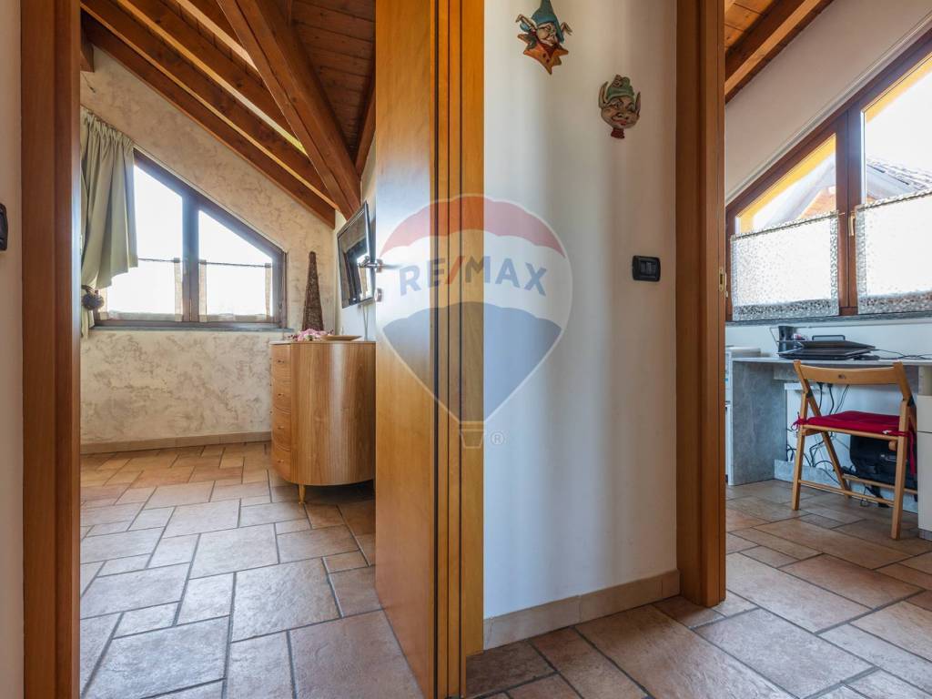 Appartamento a Besnate in Via Giosuè Carducci, 57 - Foto 2