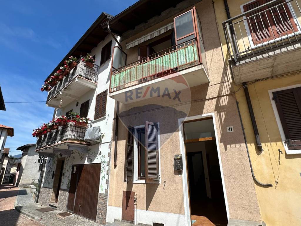 Appartamento a Luino in Via Martiri di Voldomino, 41 - Foto 2