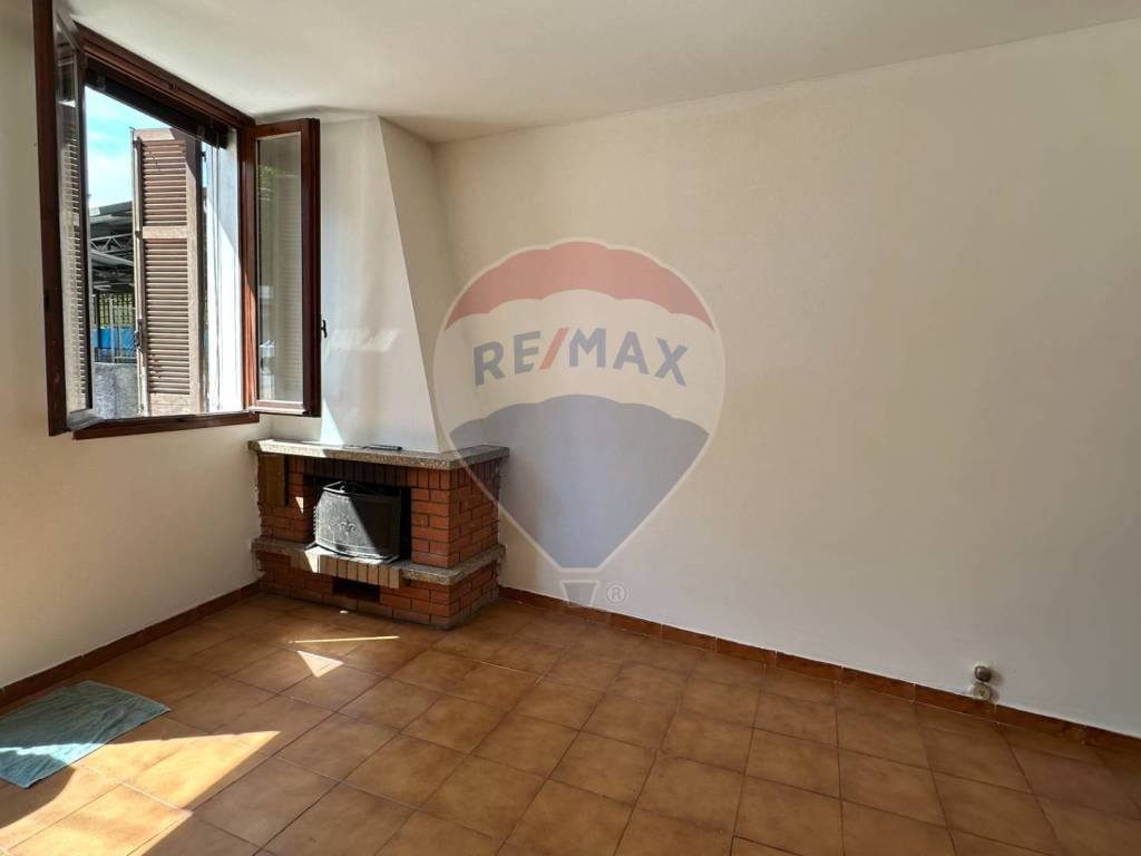 Appartamento a Luino in Via Martiri di Voldomino, 41 - Foto 3
