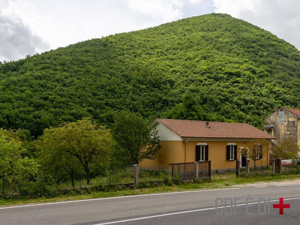 Villa a Antrodoco in Strada Statale dell'Appennino Abruzzese e App.Sannitico - Foto 2