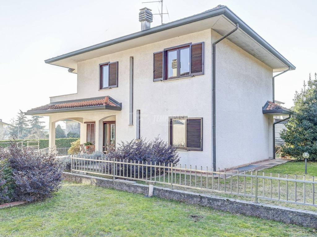 Villa a Casorate sempione in Via Trieste - Foto 1