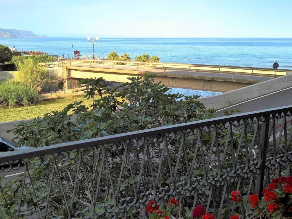 Appartamento a Borghetto santo spirito in Lungomare Matteotti 33. - Foto 2