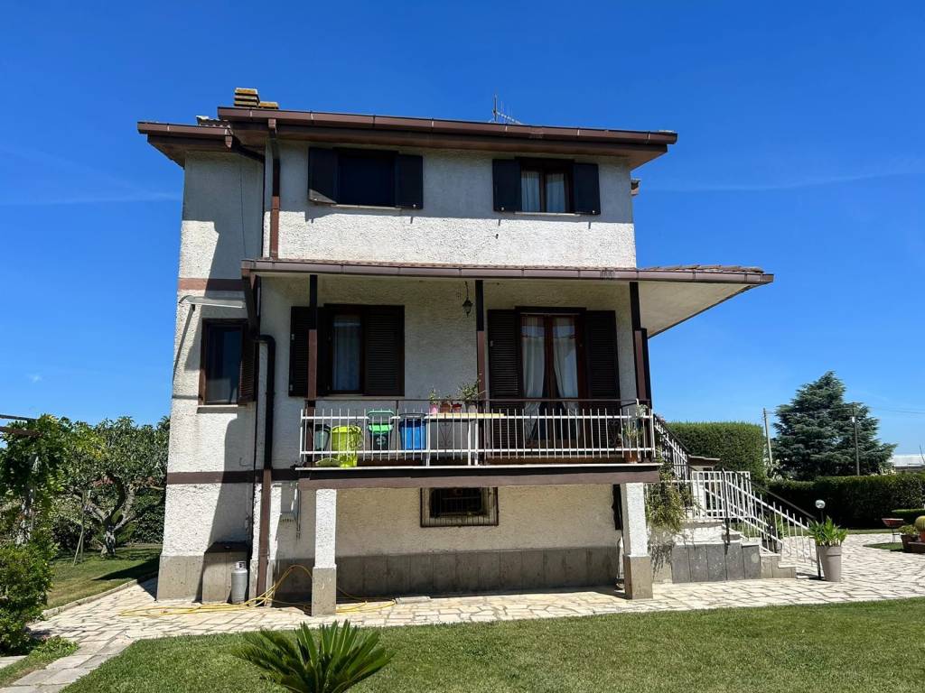 Villa a Aprilia in Via Chisone - Foto 3