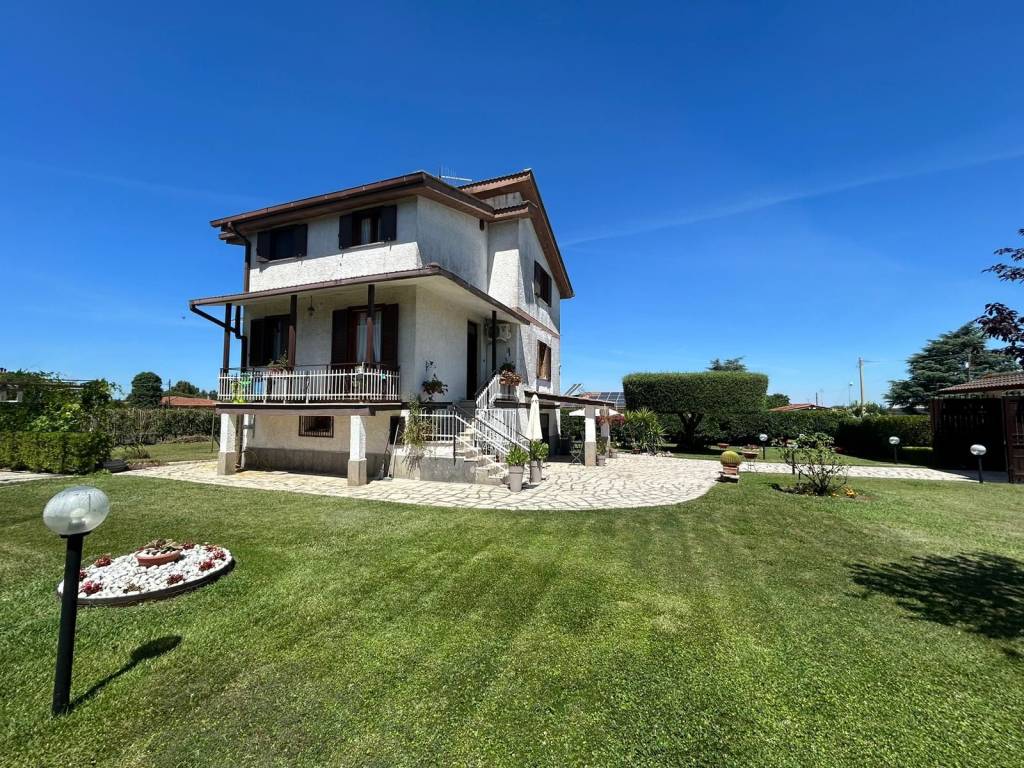 Villa a Aprilia in Via Chisone - Foto 4