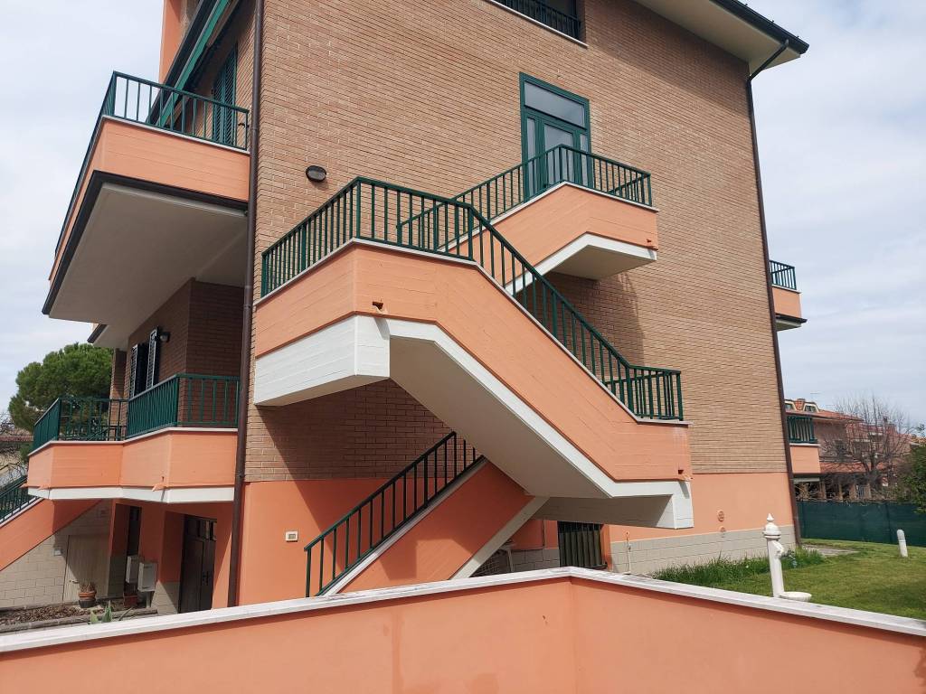 Villa a Pesaro in Strada Lago di Nemi - Foto 3