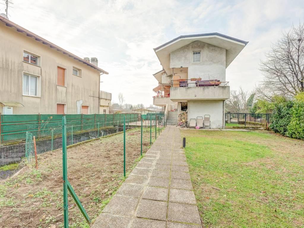 Appartamento a Angera in Via Giacomo Puccini, 41 - Foto 2