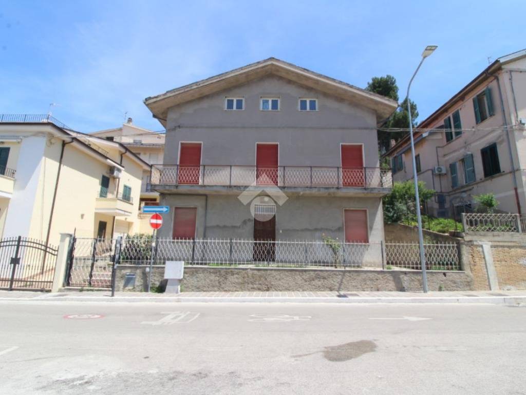 Casa indipendente a Spoltore in VIA G. DI MARZIO, 41 - Foto 2