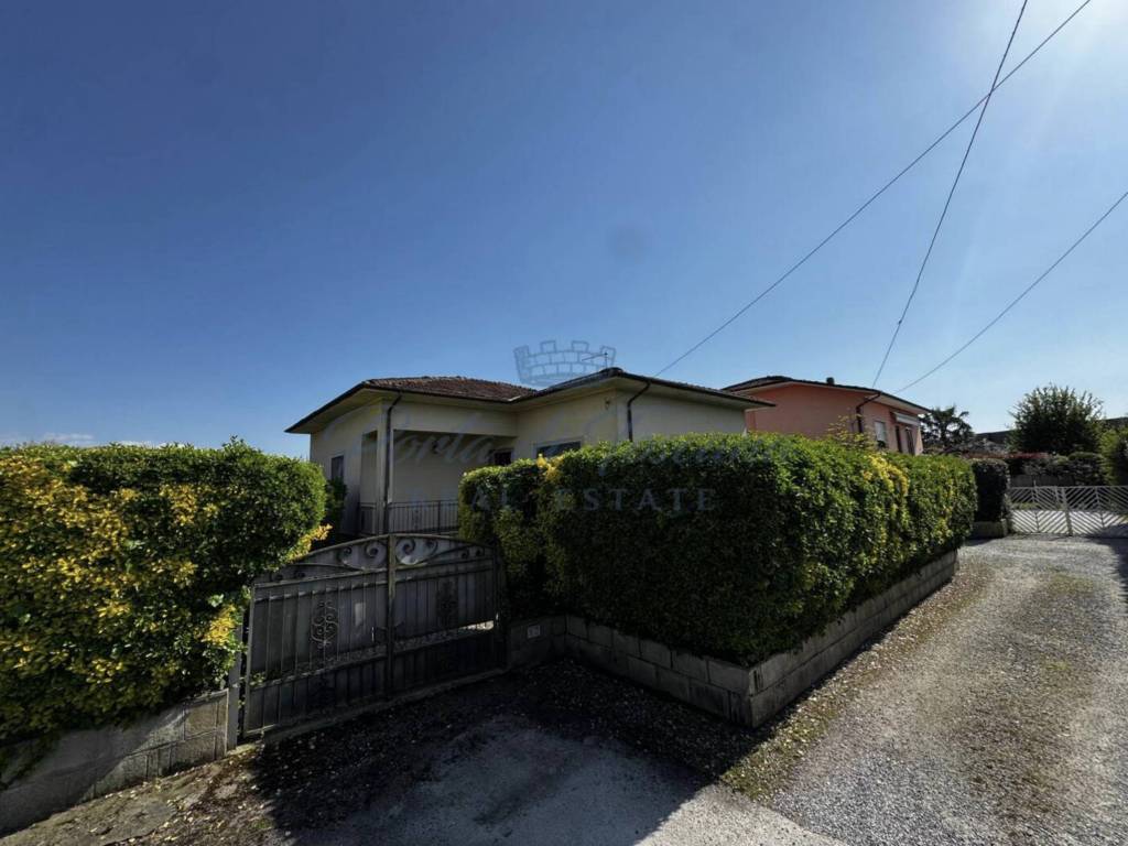 Villa a Pietrasanta in Via Tonfano - Foto 2