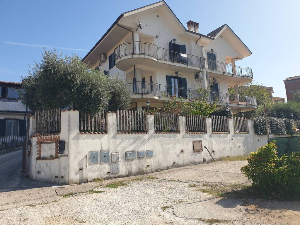 Villa a Ceccano in Via Giulio Pastore - Foto 3