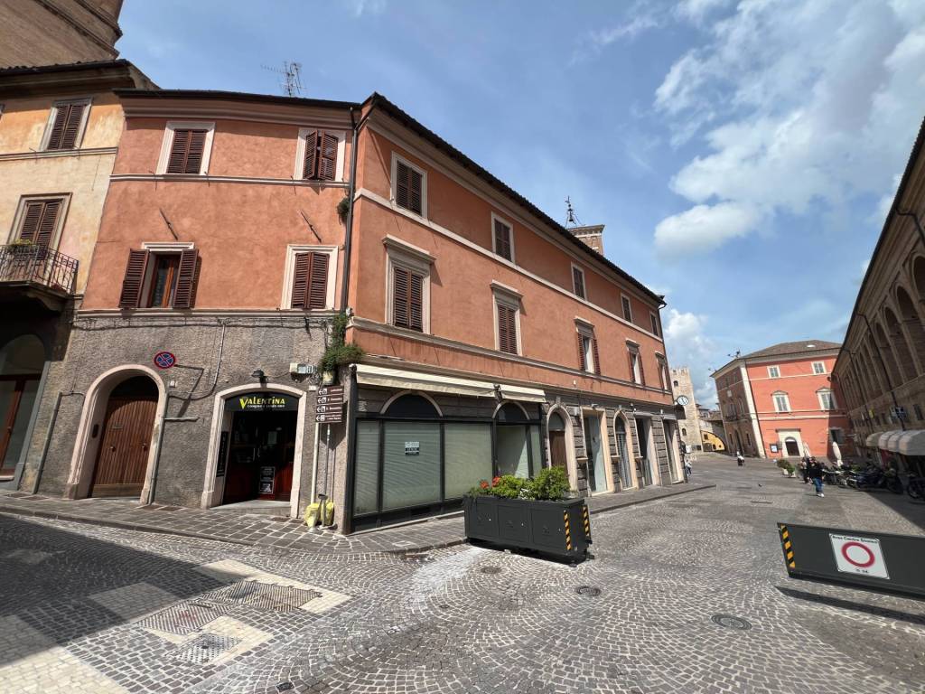 Immobile a Fabriano in PIAZZA DEL COMUNE, 19 - Foto 2