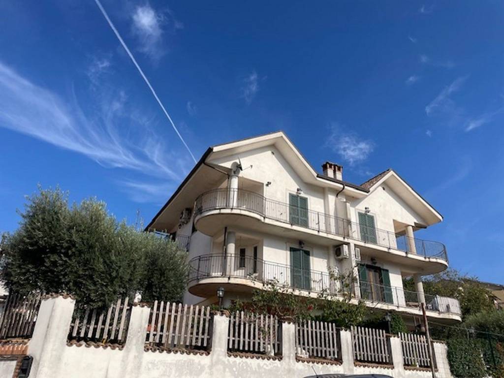 Villa a Ceccano in Via Giulio Pastore - Foto 3
