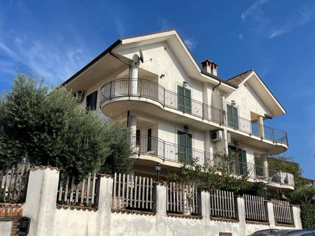Villa a Ceccano in Via Giulio Pastore - Foto 4