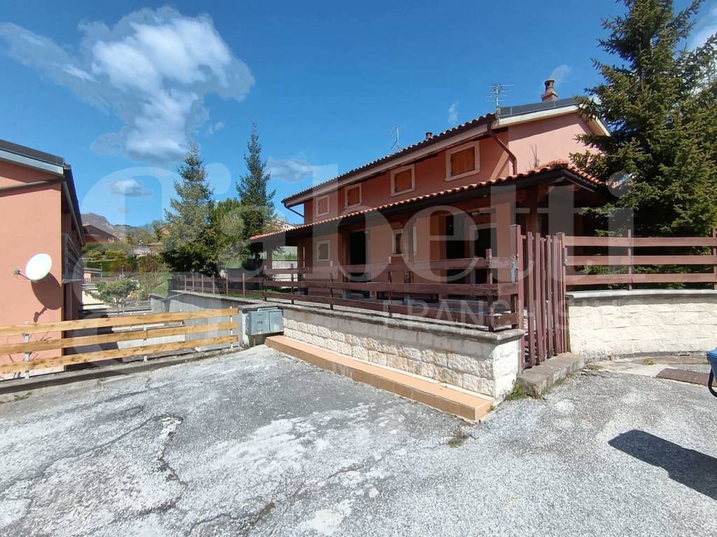 Villa a Castel di sangro in Via Pontone, s.n. - Foto 2