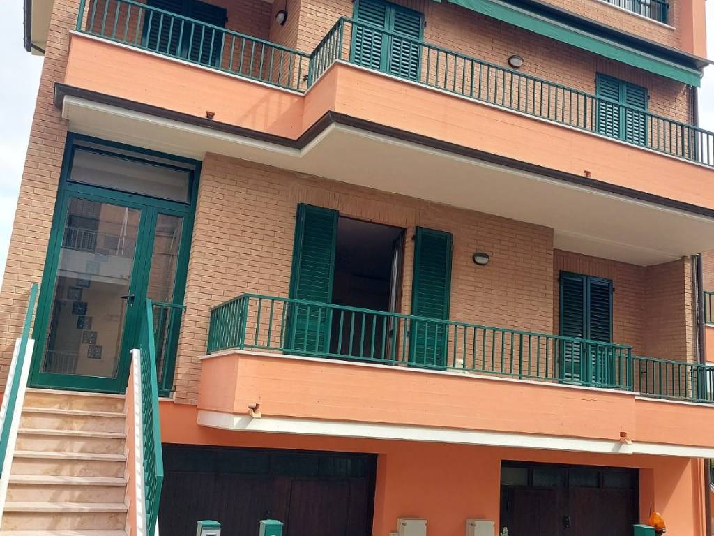 Villa a Pesaro in Strada Lago di Nemi - Foto 3