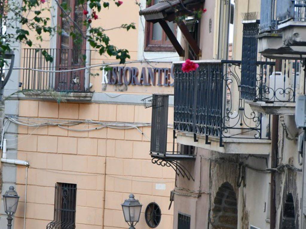 Palazzo / stabile a Caserta in Via dei Giardini, 1 - Foto 4