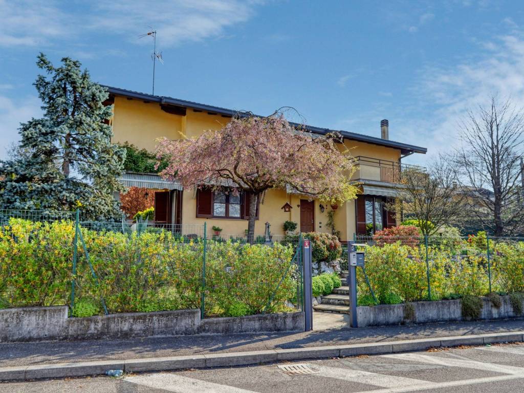 Villa a Oggiona con santo stefano in Via Monte Grappa, 5 - Foto 1
